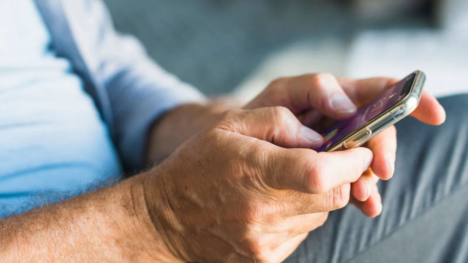 Celular idoso mexendo