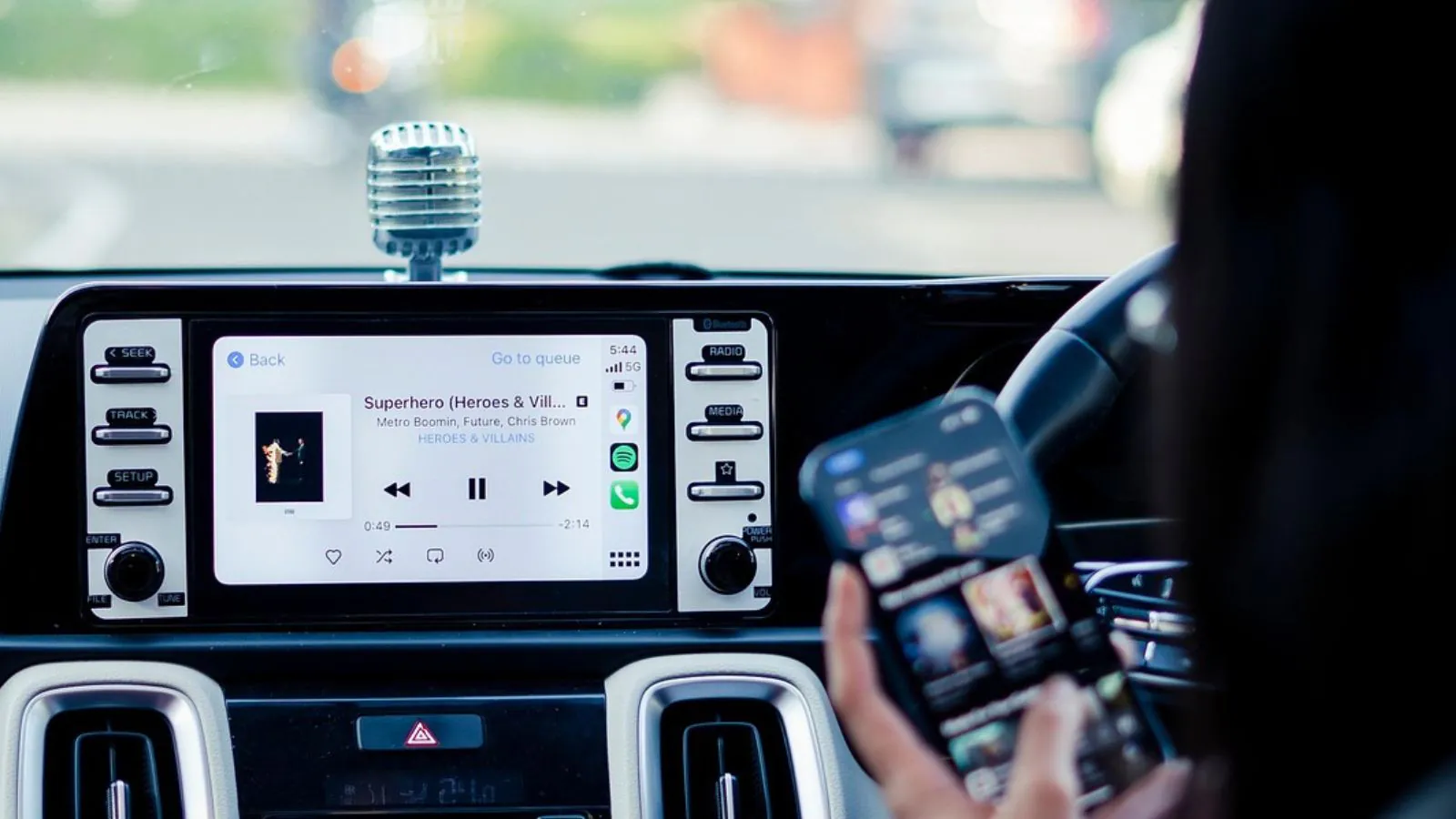 Spotify tocando no carro