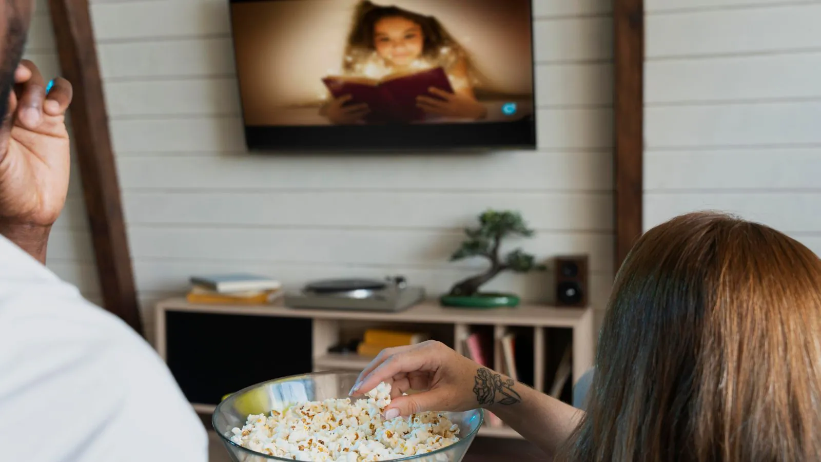 Pessoas assistindo televisão