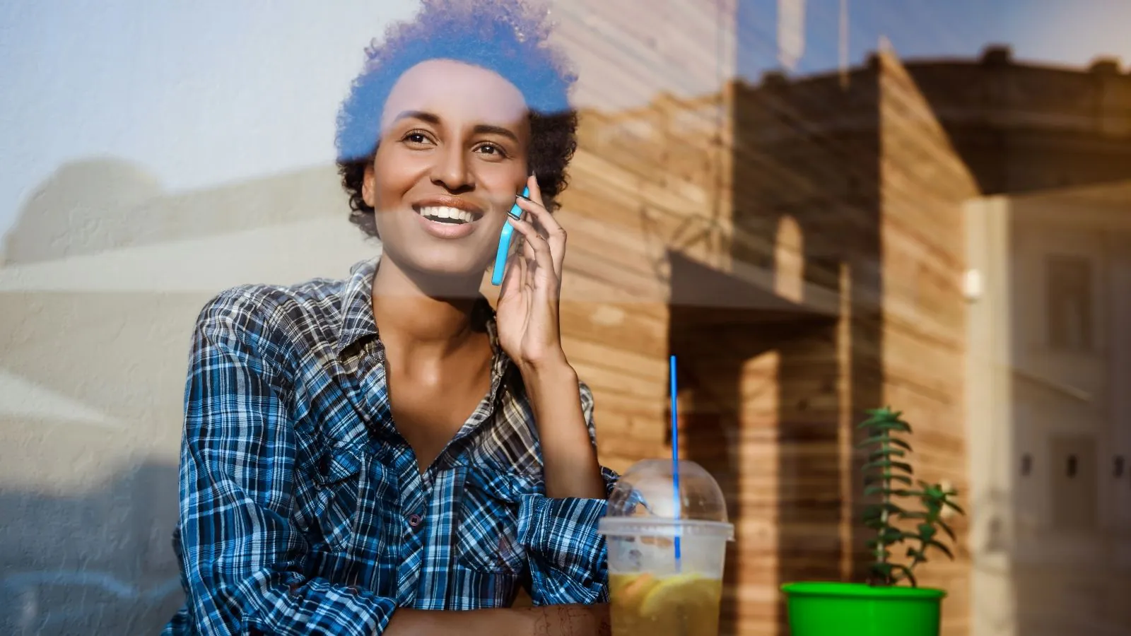 Pessoa falando no celular