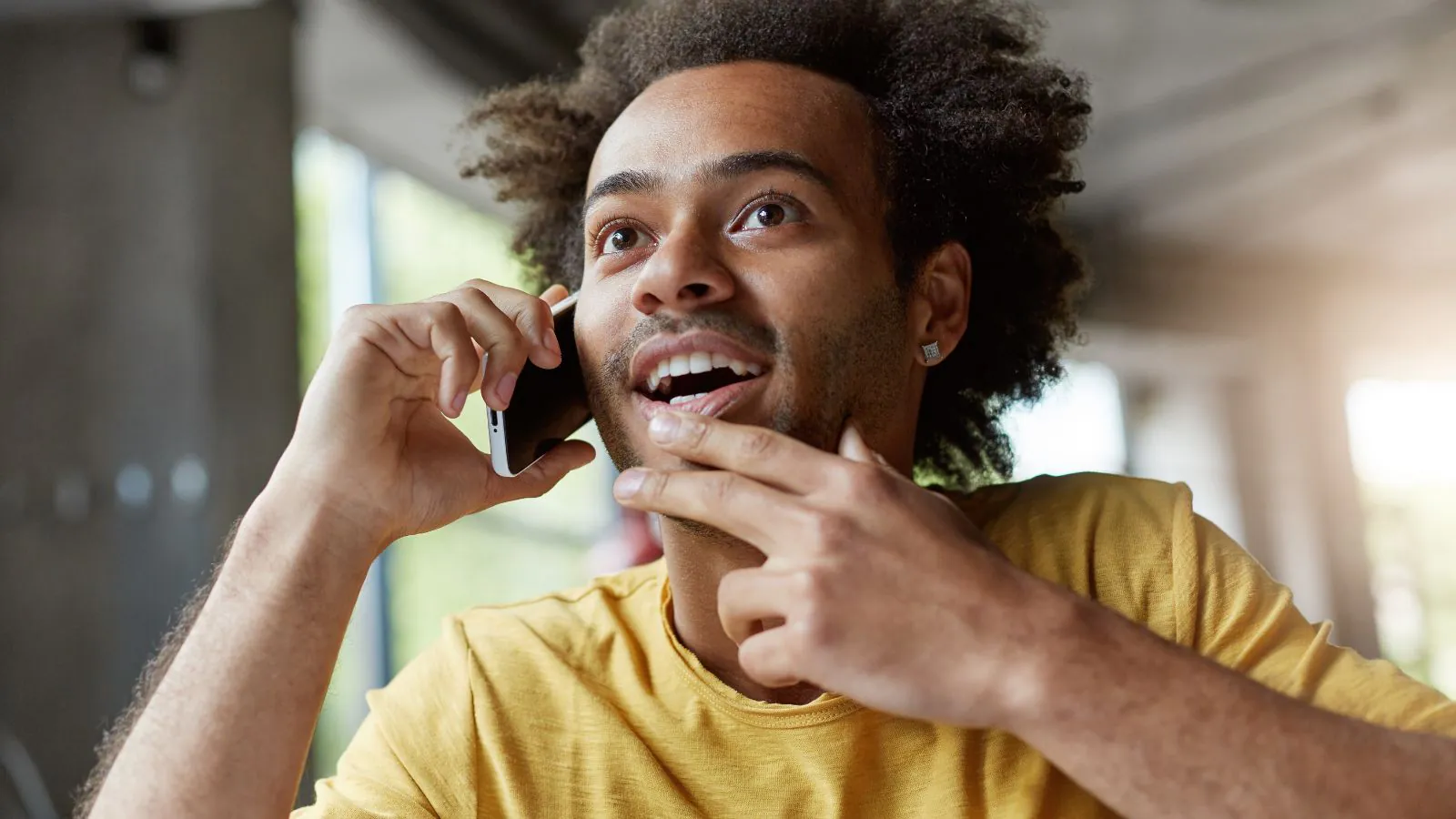 Pessoa conversando no celular