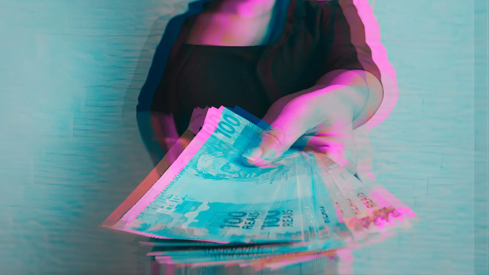 Mulher segurando dinheiro