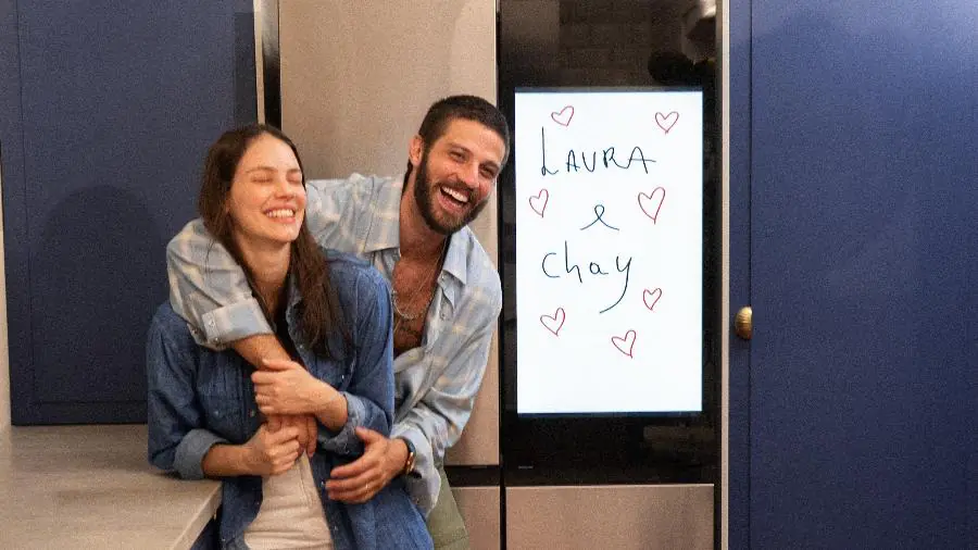 campanha da Samsung com Laura Neiva Chay Suede