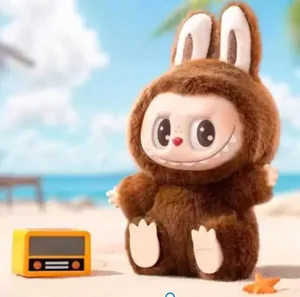 Labubu em paisagem de praia