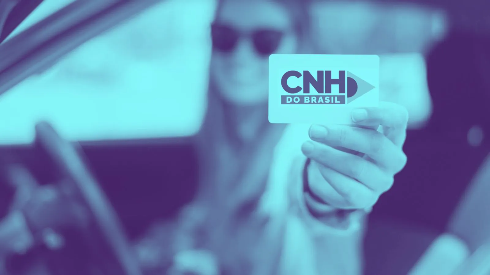 Mulher segurando a CNH