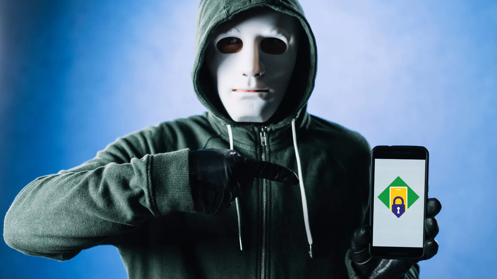 Ladrão segurando um celular