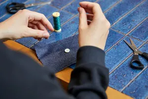 costureira pregando bot&atilde;o