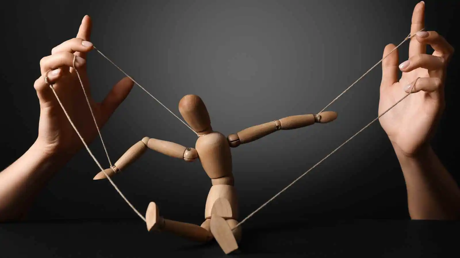 mão manipulando boneco