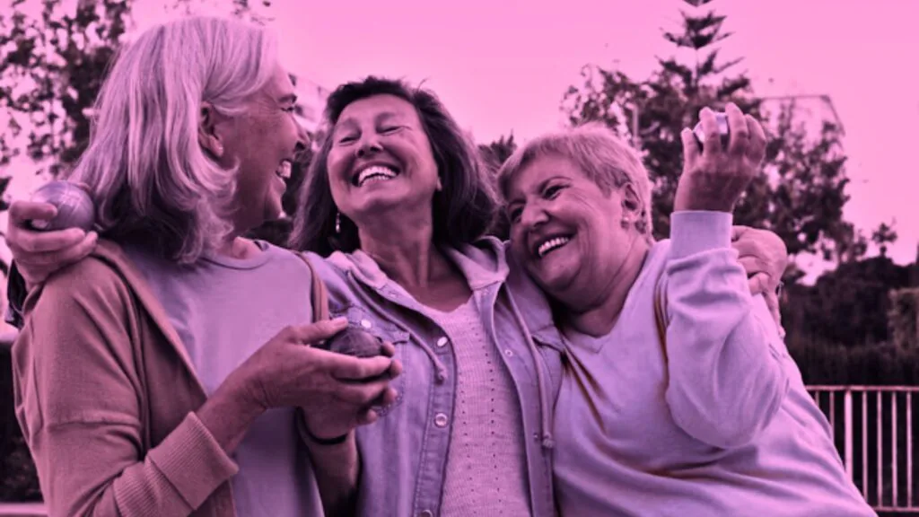 Mulheres idosas felizes se abraçando