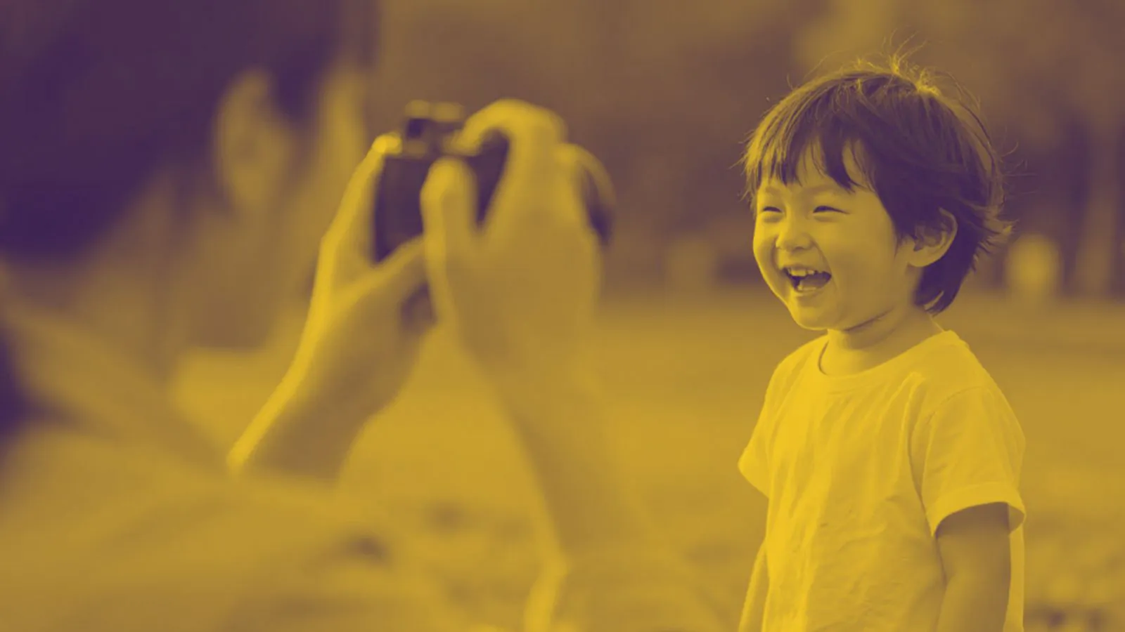 Mulher tirando foto do filho