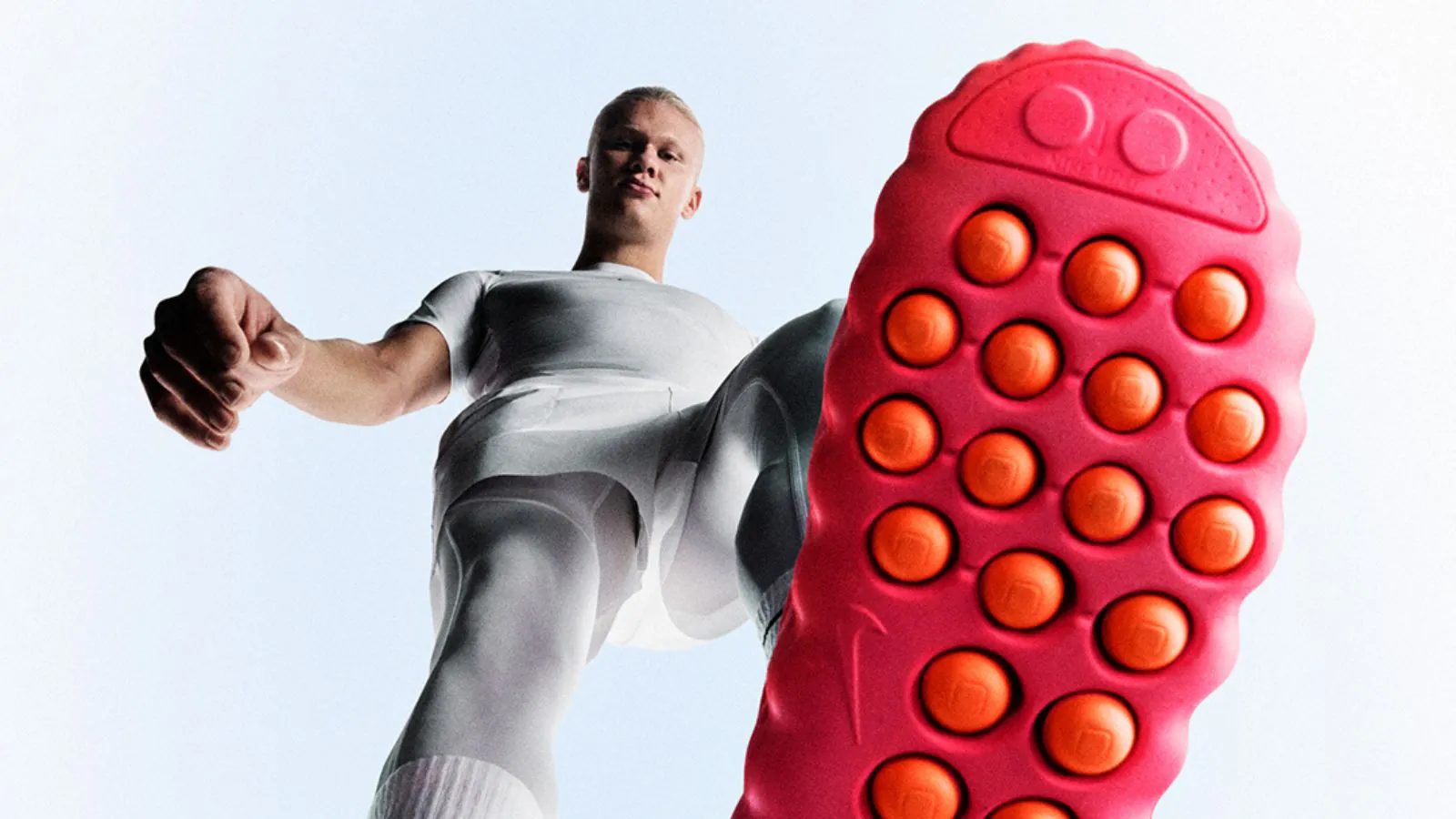 Homem com o lançamento da Nike