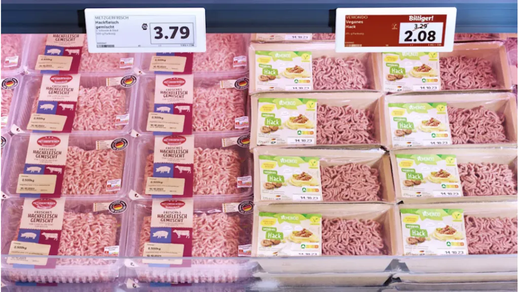 No Lidi, carne animal e &agrave; base de planta s&atilde;o expostas lado a lado (Divulga&ccedil;&atilde;o/Lidi)