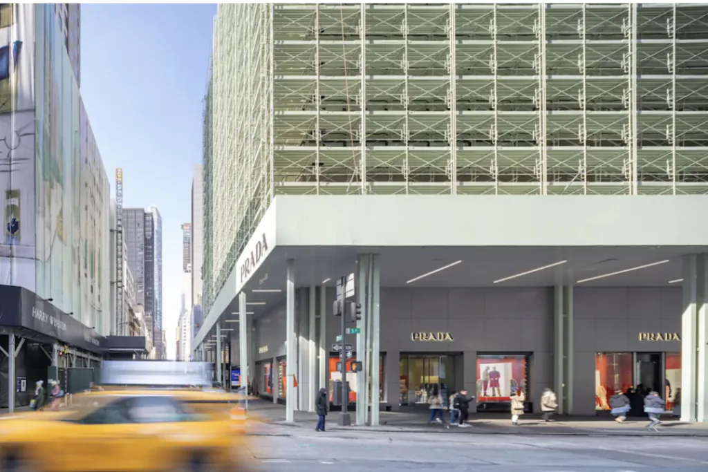 Prada transforma andaimes de loja em arte em Nova York