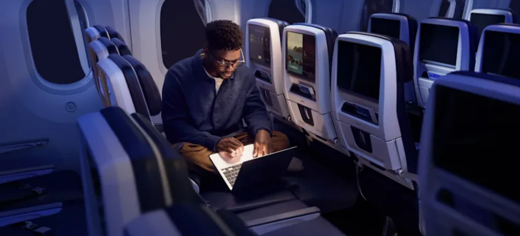 Hoje usa notebook em aeronave com poltronas posicionadas como camas