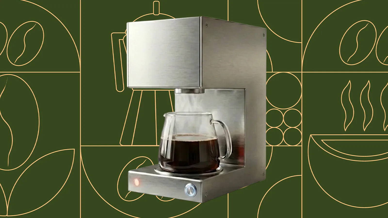 Cafeteira elétrica de aço inox aparece em destaque com uma jarra de vidro parcialmente cheia de café sobre a base. Ao fundo, um painel verde com linhas geométricas em traço fino reforça o visual moderno e minimalista da imagem.