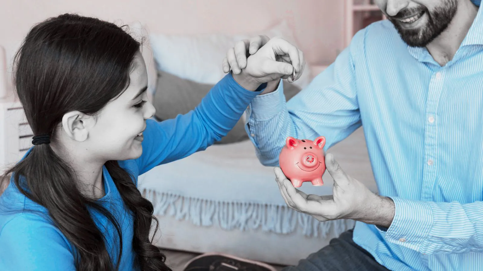 Menina colocando a moeda que o pai deu no cofrinho em forma de porquinho