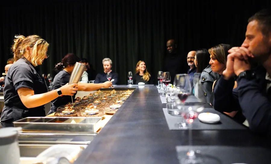 Nicosi Dessert Bar, no Texas, pro&iacute;be celulares &agrave; mesa