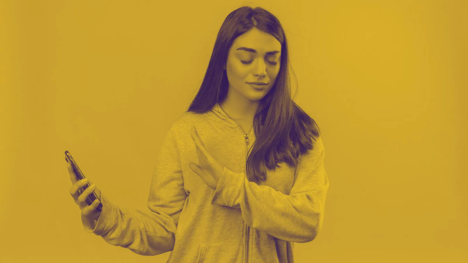 Jovem recusando celular