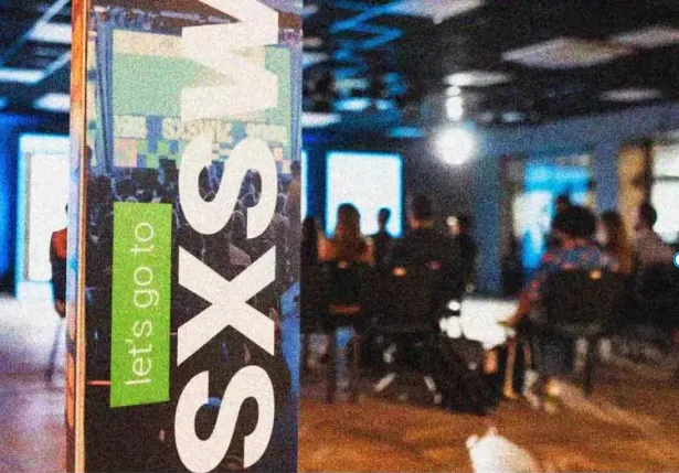 totem com logotipo do  festival SXSW