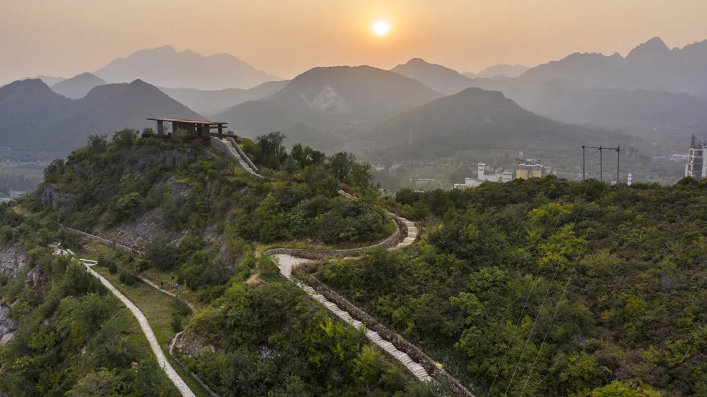 antiga pedreira transformada em parque na cidade de Pequim, na China