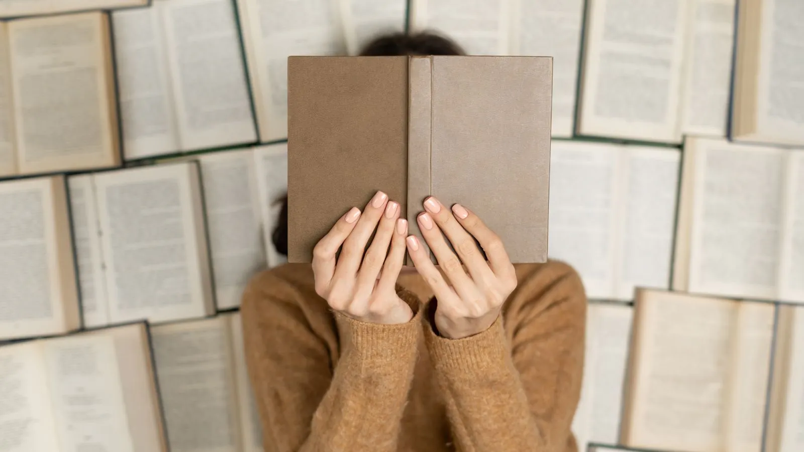 Mulher com livros no rosto