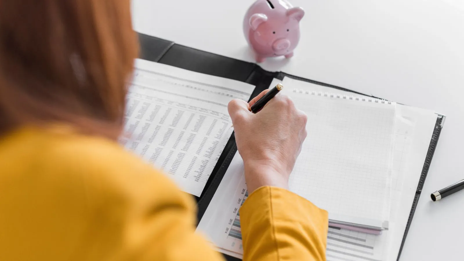 mulher jovem fazendo contas