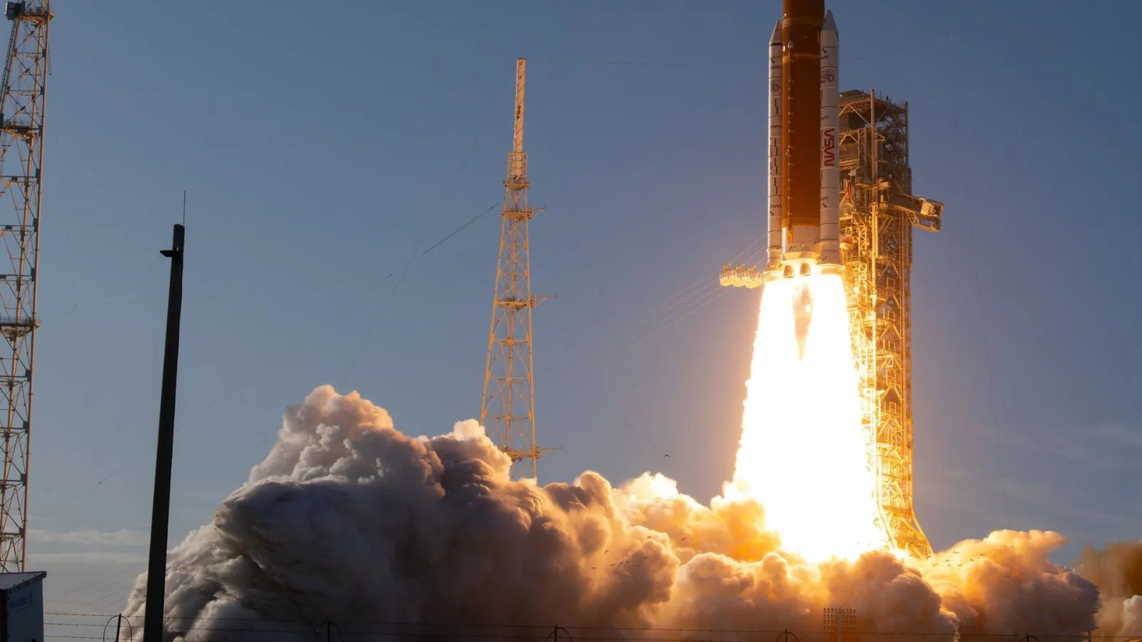 Foguete Space Launch System da NASA decolando