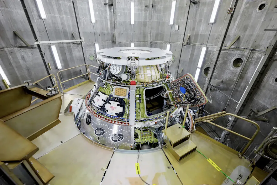 A espaçonave Artemis II Orion é retirada da célula de montagem final e testes de sistemas e colocada na câmara de altitude oeste, dentro do Edifício de Operações e Verificação do Centro Espacial Kennedy da NASA, na Flórida, em 28 de junho de 2024. Dentro da câmara de altitude, a espaçonave passou por uma série de testes que simulavam as condições de vácuo do espaço profundo.