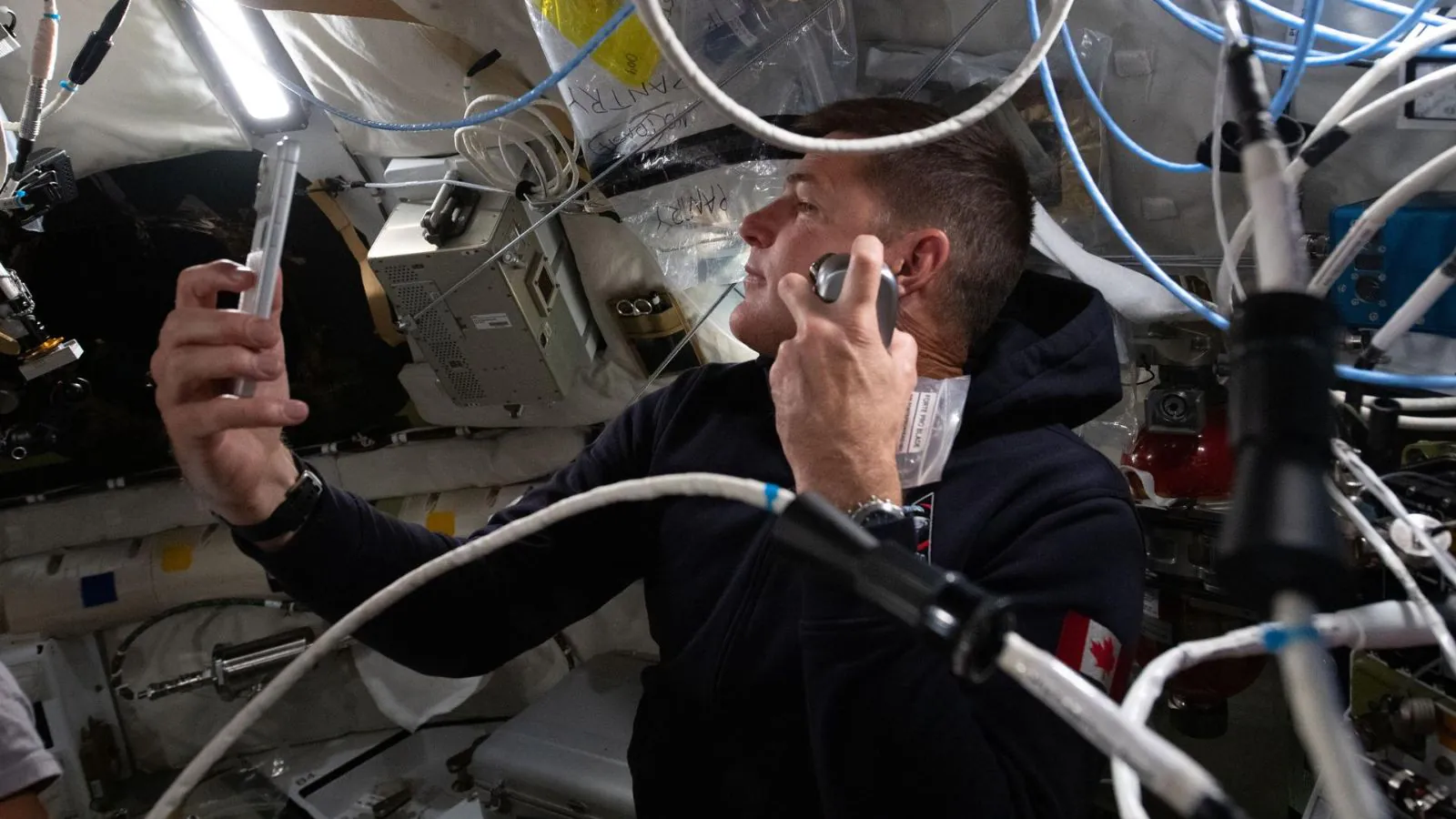 O especialista da missão Artemis II e astronauta da CSA (Agência Espacial Canadense), Jeremy Hansen, aproveita para fazer a barba dentro da espaçonave Orion durante o 5º dia de voo, antes da passagem da tripulação pela Lua em 6 de abril de 2026.