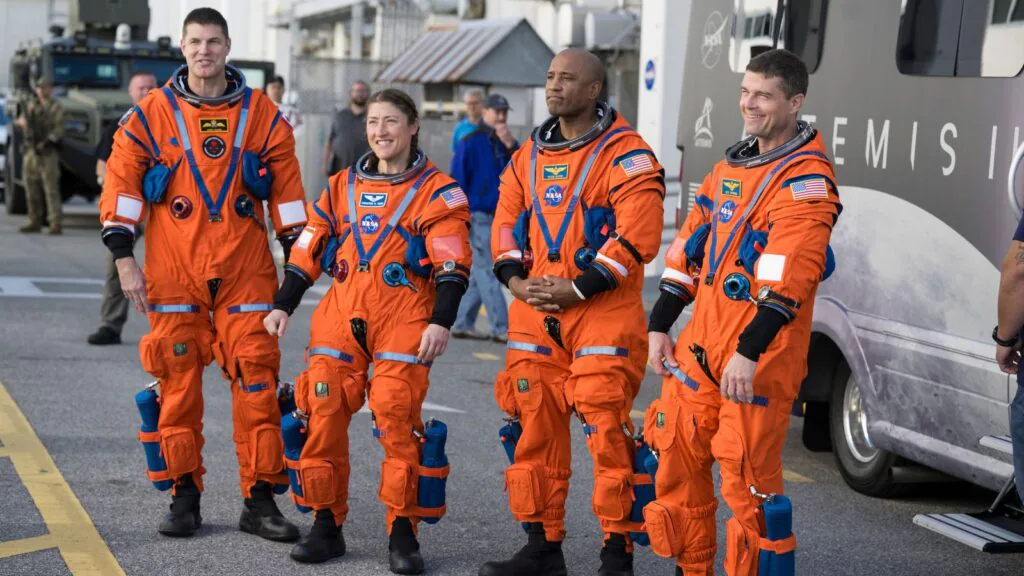 Da direita para a esquerda, os astronautas da NASA Reid Wiseman, comandante; Victor Glover, piloto; Christina Koch, especialista de miss&atilde;o; e o astronauta da CSA (Ag&ecirc;ncia Espacial Canadense) Jeremy Hansen, tamb&eacute;m especialista de miss&atilde;o, s&atilde;o vistos saindo do Edif&iacute;cio de Opera&ccedil;&otilde;es e Verifica&ccedil;&atilde;o Neil A.
