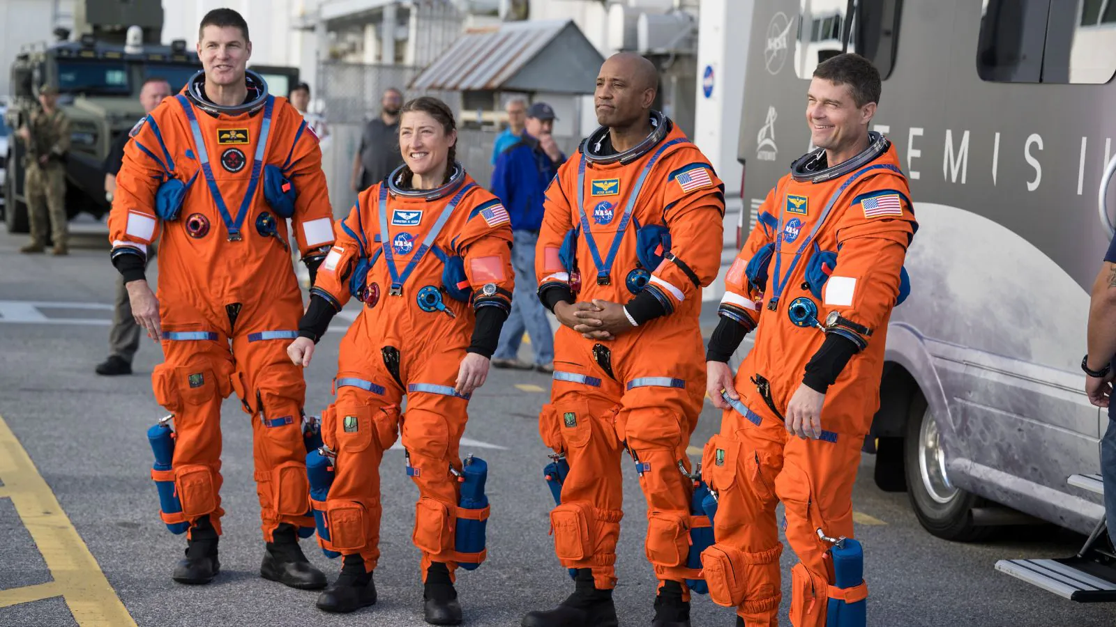 Da direita para a esquerda, os astronautas da NASA Reid Wiseman, comandante; Victor Glover, piloto; Christina Koch, especialista de missão; e o astronauta da CSA (Agência Espacial Canadense) Jeremy Hansen, também especialista de missão, são vistos saindo do Edifício de Operações e Verificação Neil A.