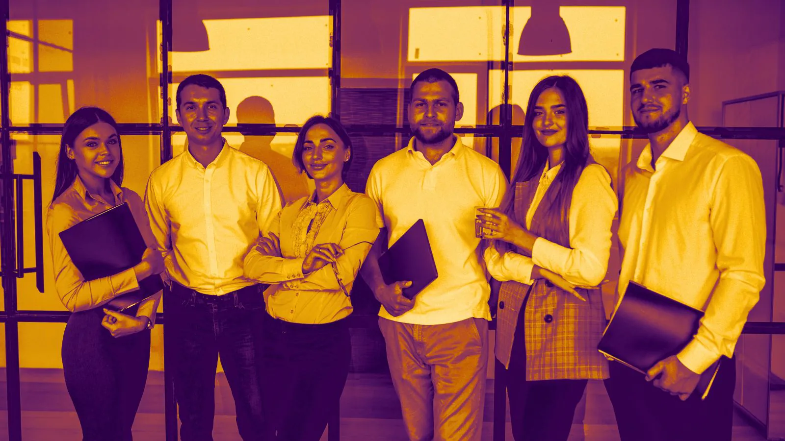 Grupo de pessoas elaborando um plano de negócios em um escritório.