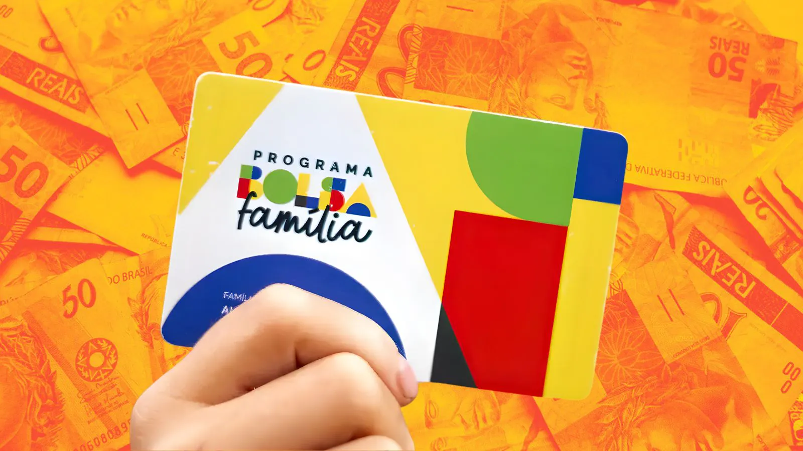 Cartão do programa Bolsa Família sendo segurado por uma mão, com notas de dinheiro ao fundo em tons de amarelo e laranja