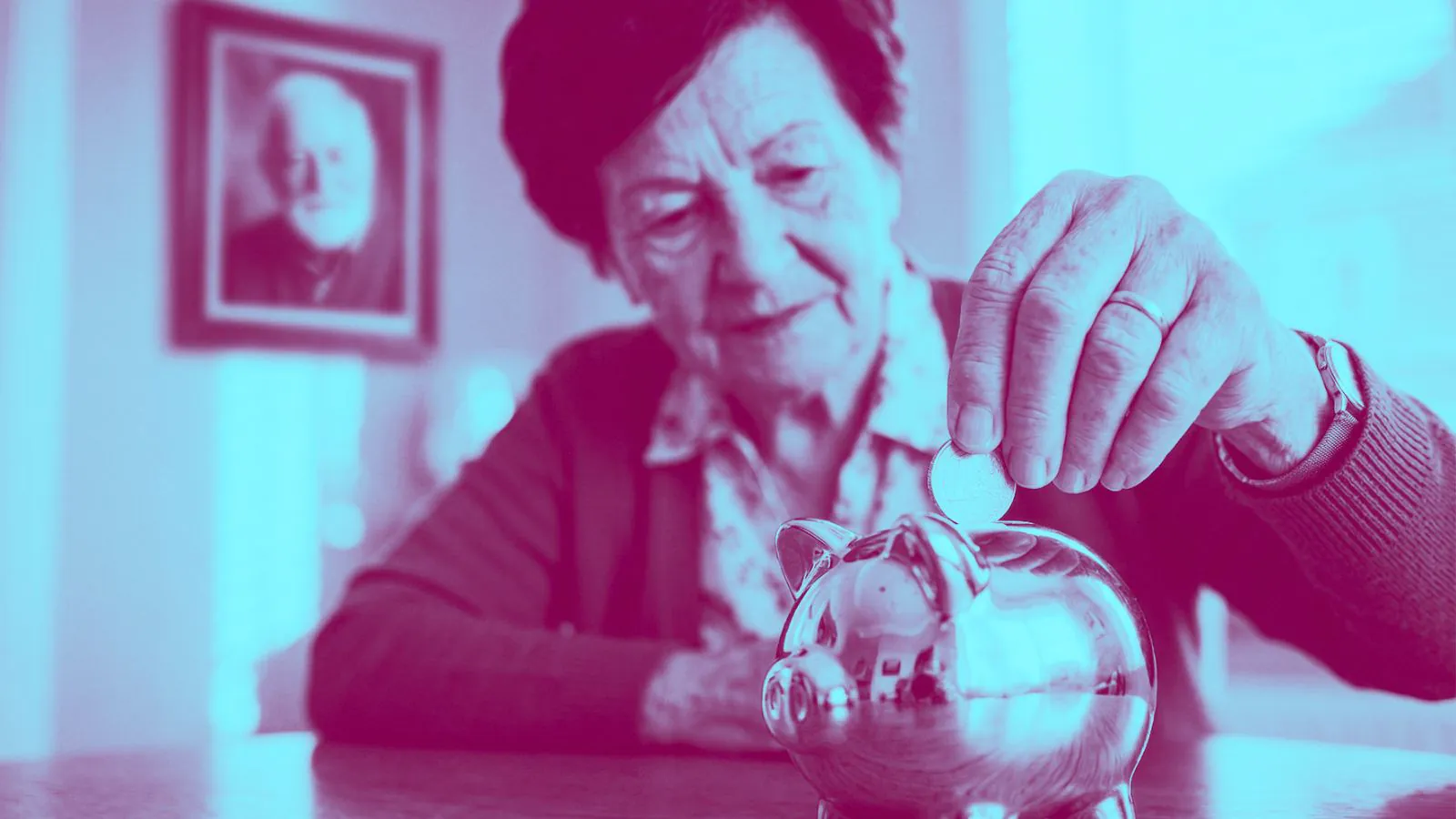 Mulher idosa colocando uma moeda no cofrinho de porco