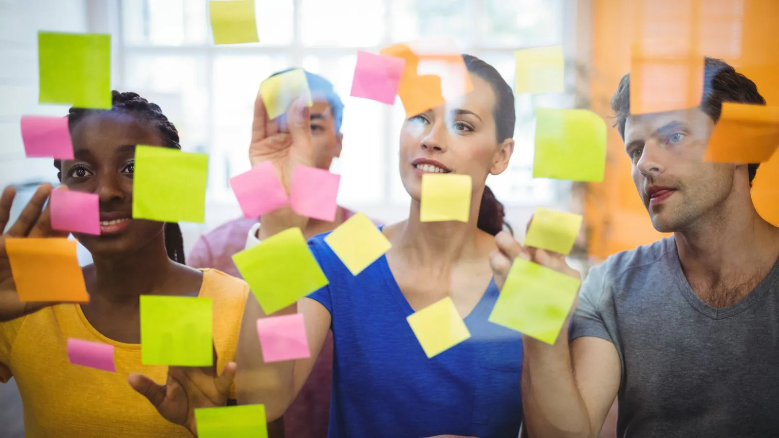 Equipe organizando tarefas