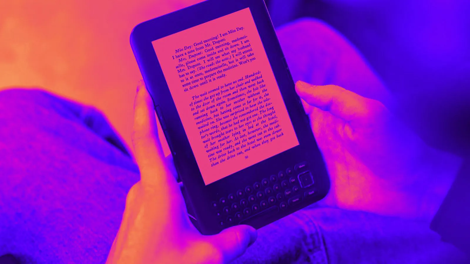 Mão segurando kindle