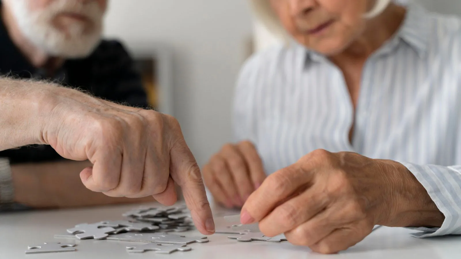 Idoso montando quebra-cabeça