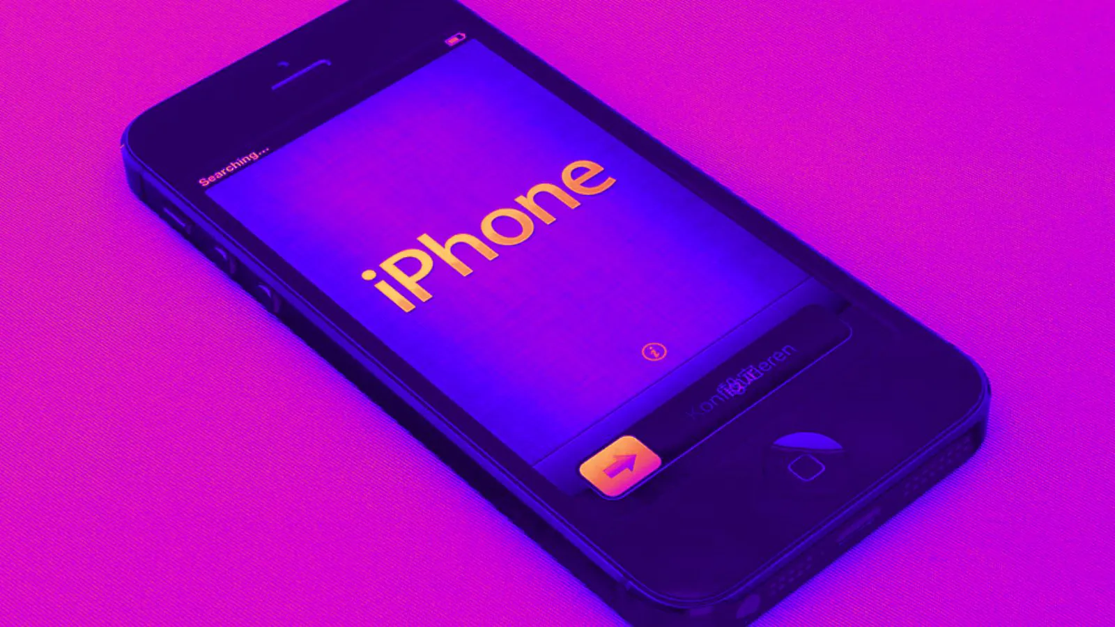 Imagem de um iPhone em close, inclinado sobre uma superfície, com iluminação em tons vibrantes de rosa e roxo. Na tela aparece a palavra “iPhone”, destacando o aparelho como foco principal da cena.