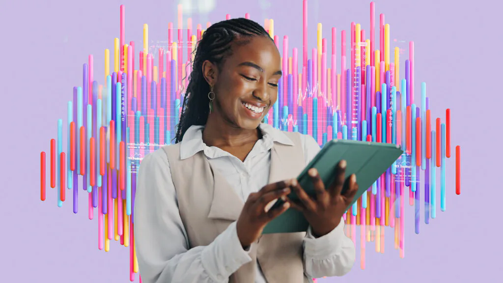 Mulher sorridente segura um tablet enquanto observa a tela. Ao fundo, barras coloridas e gr&aacute;ficos digitais em tons vibrantes sugerem an&aacute;lise de dados, tecnologia e desempenho financeiro.