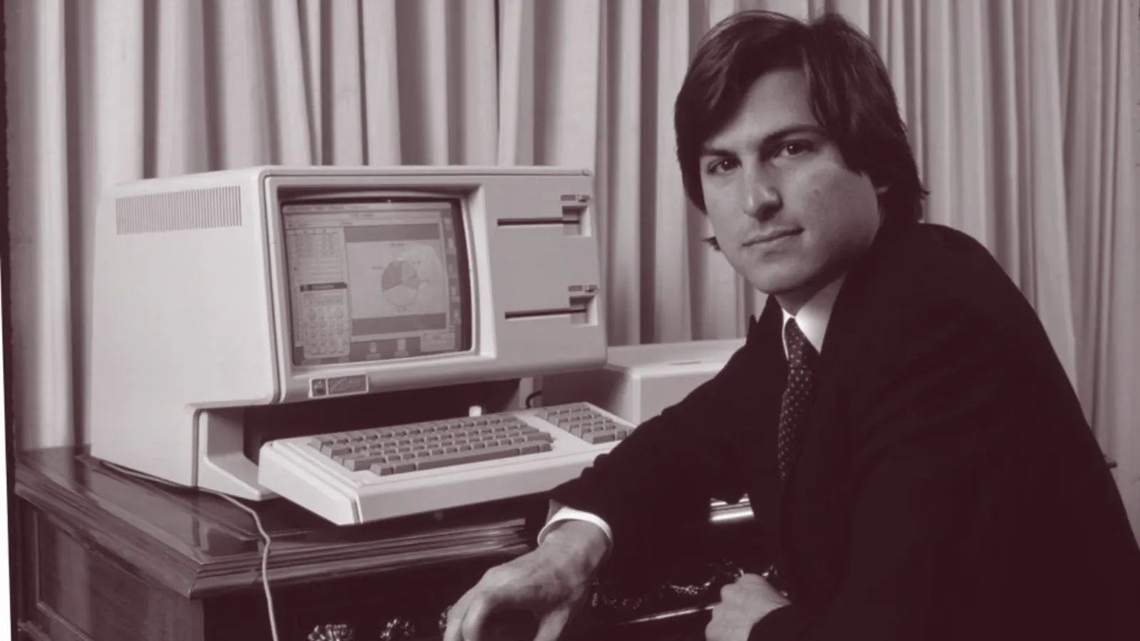Steve Jobs com um computador Lisa. Um modelo inovador, muito mais avançado que o Macintosh original