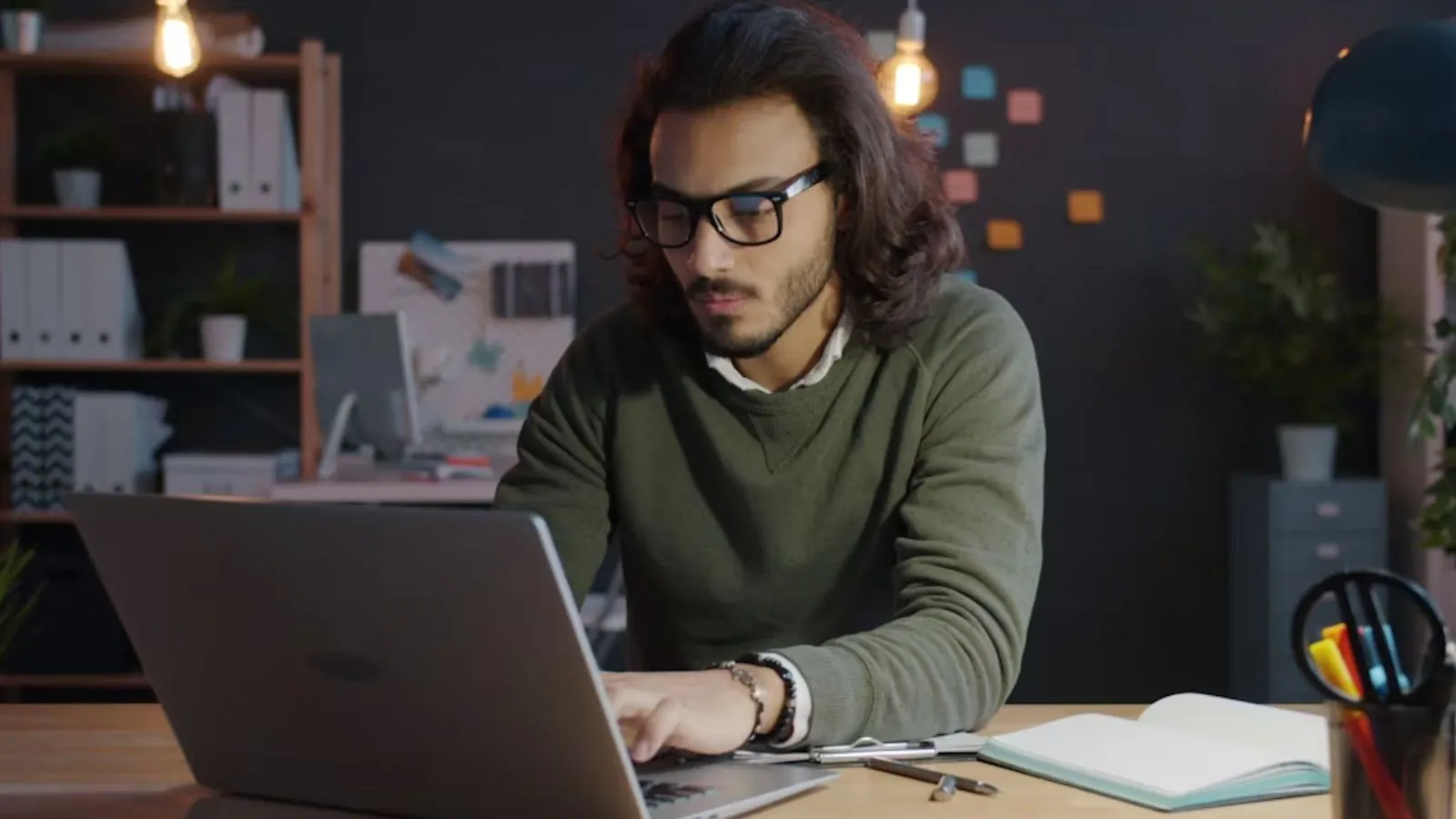 Homem usando o computador, focado