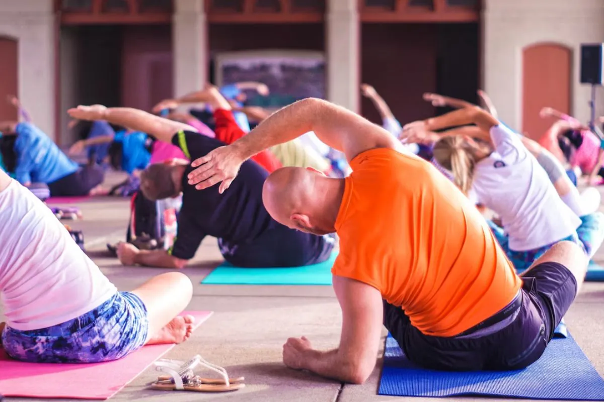 Pessoas realizando atividade física de yoga.