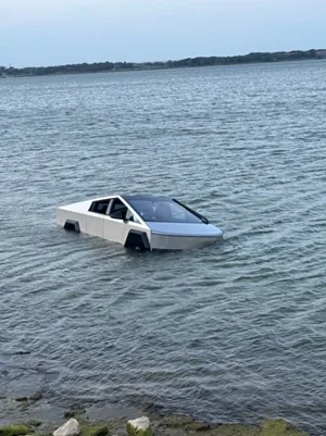 Cybertruck no lago