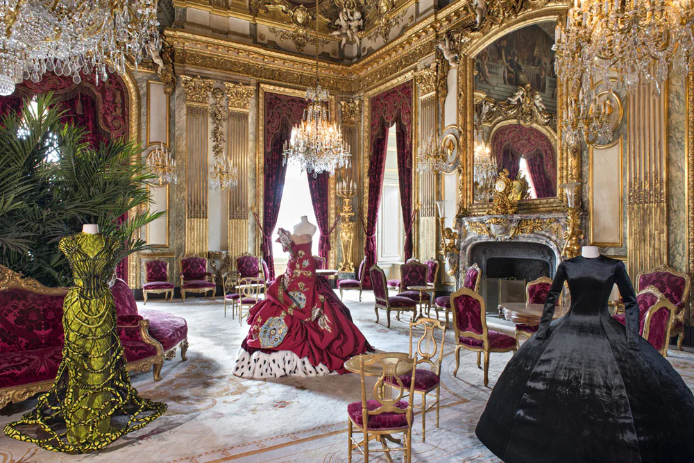 vestidos das marcas Balenciaga, Dior e Gaultier em mostra no Museu do Louvre