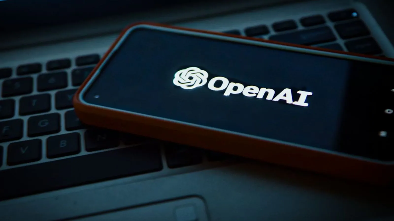 Celular com o logo da empresa OpenAI