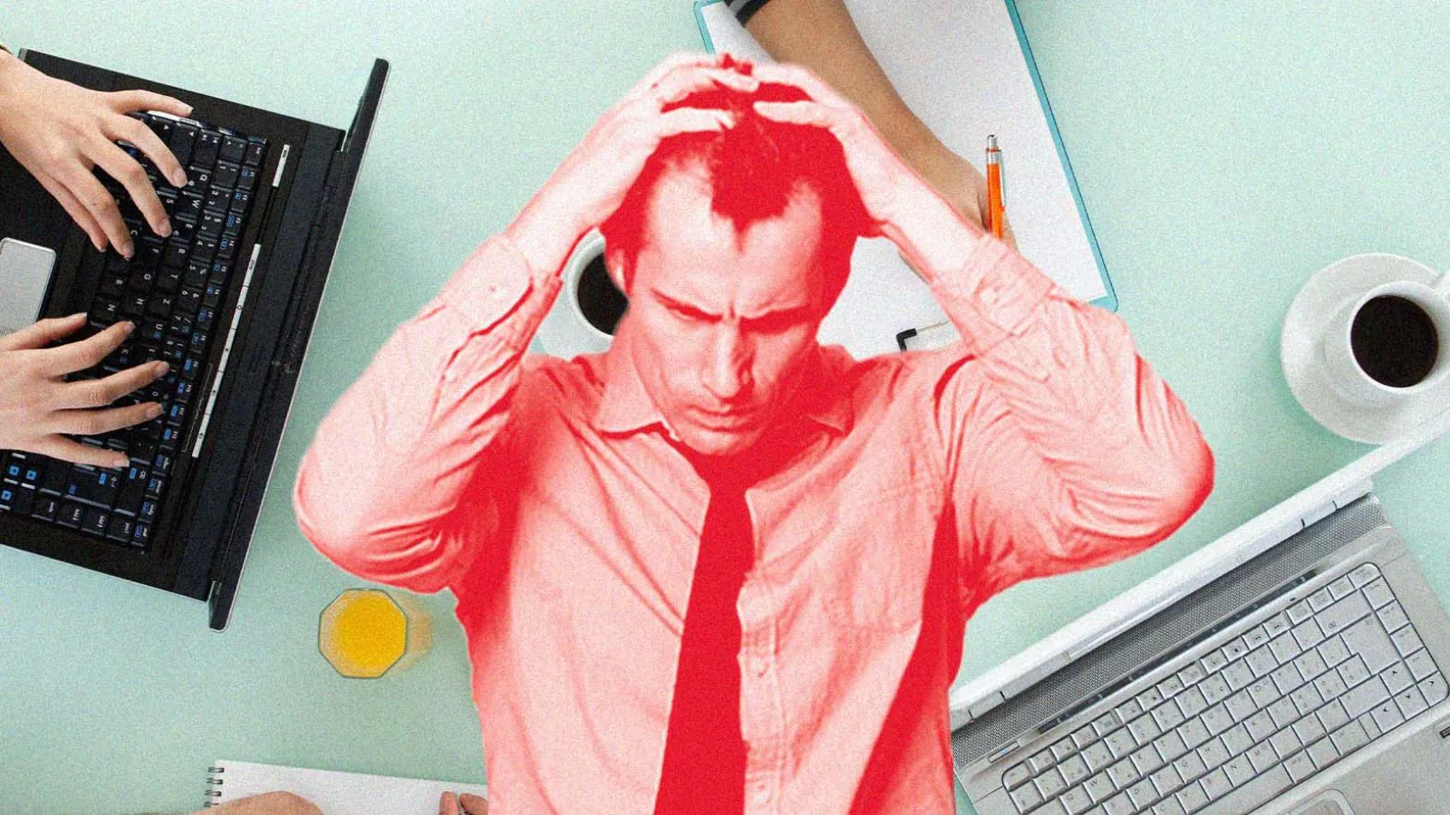 Homem cansado, notebook e xícara de café