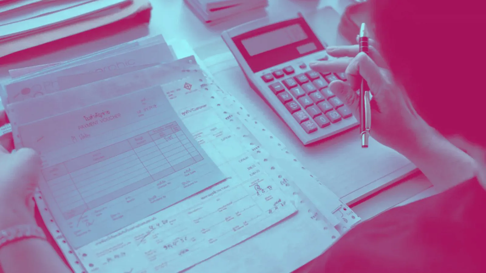 Mulher usando calculadora e segurando documentos