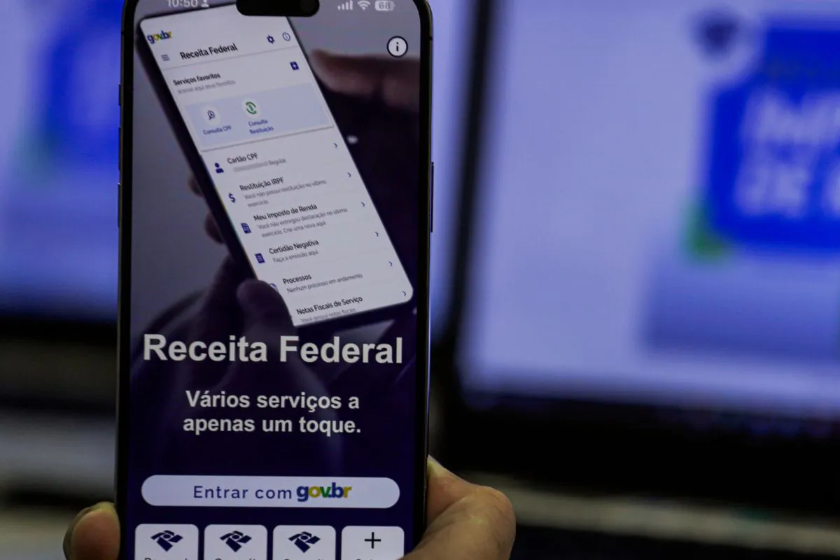 Pessoa utilizando o aplicativo da Receita Federal para declarar o Imposto de Renda.