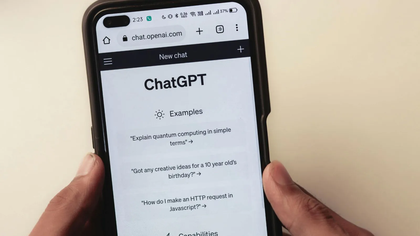Mão segurando o celular com o aplicativo Chat GPT.