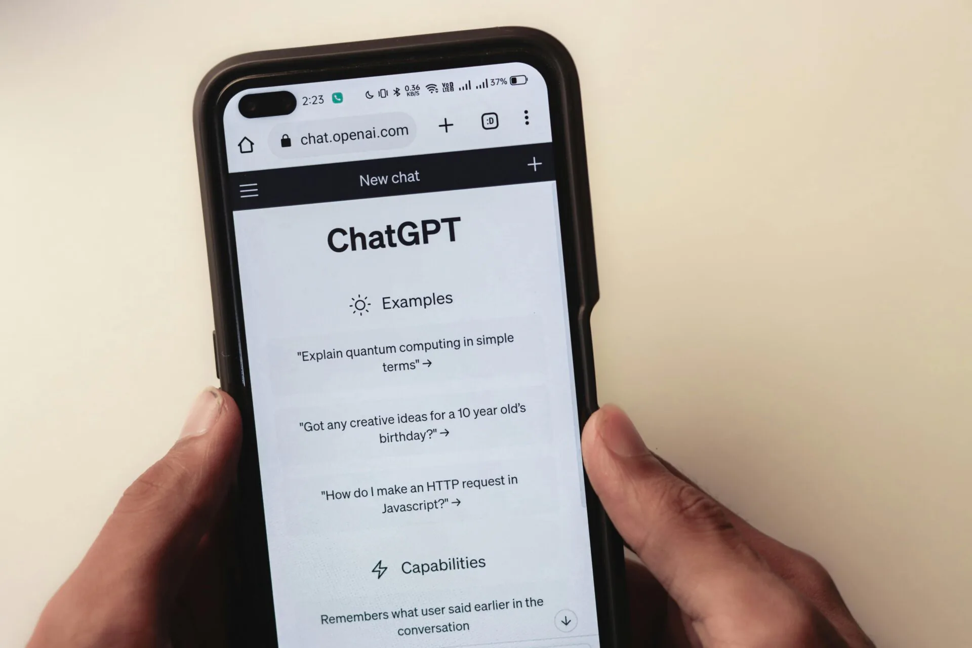 Mão segurando o celular com o aplicativo Chat GPT.
